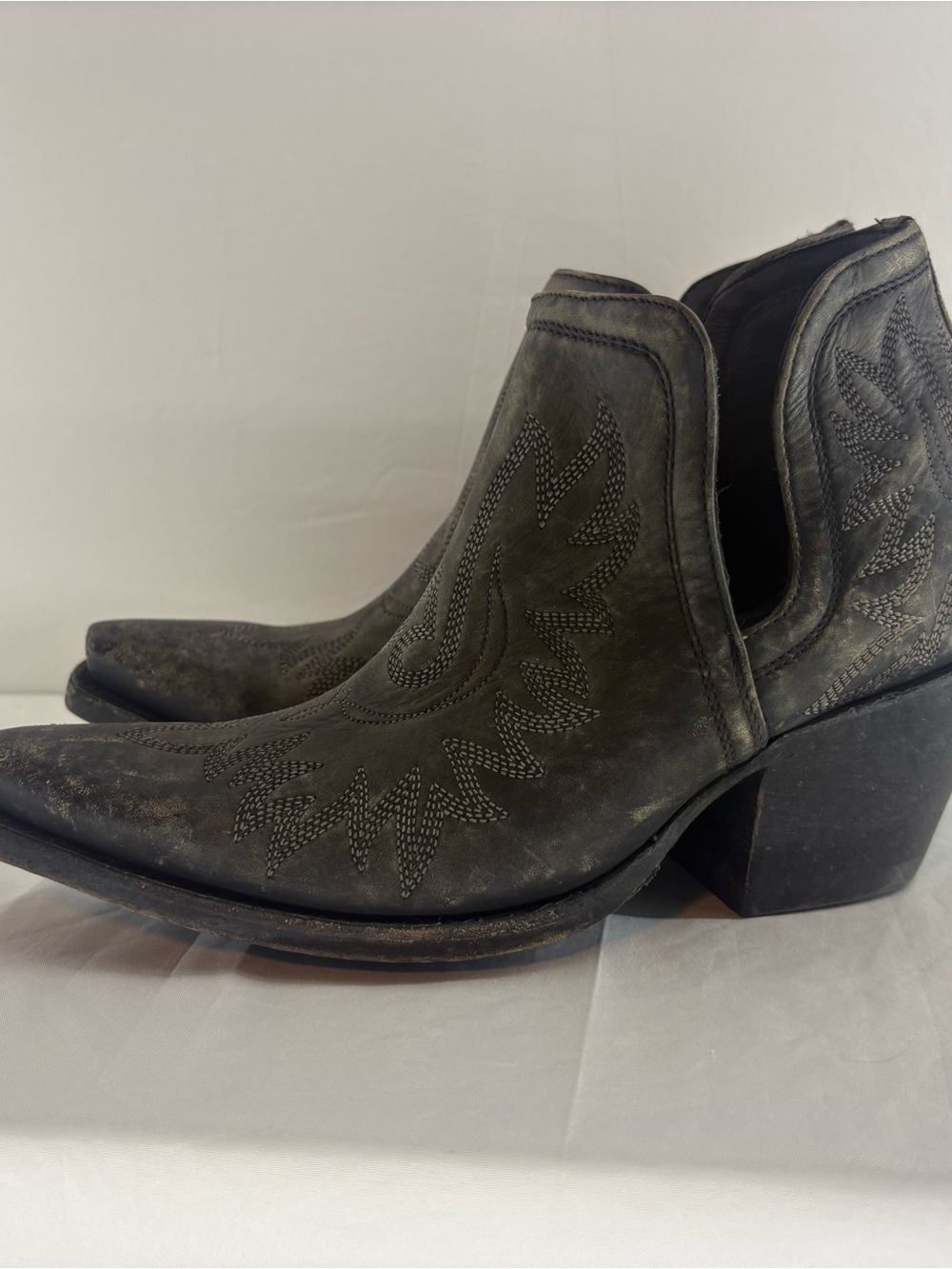 Ariat Black Distressed Western Heel Boots Womens size 6 NEW